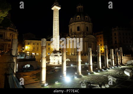 Il Foro di Traiano con la Colonna di Traiano e la Chiesa del Santissimo Nome di Maria a Roma, Italia Foto Stock