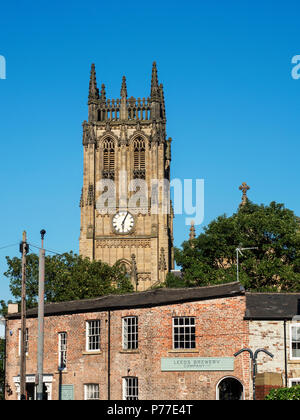 La torre dell orologio a Leeds Minster dall Alta Corte le chiamate in estate Leeds West Yorkshire Inghilterra Foto Stock