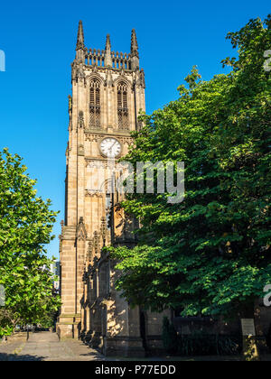 La torre dell orologio a Leeds Minster in estate Leeds West Yorkshire Inghilterra Foto Stock