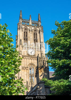 La torre dell orologio a Leeds Minster in estate Leeds West Yorkshire Inghilterra Foto Stock