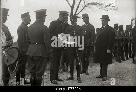 Español: Título originale: Maniobras militares en el campo (5/8) Localización: Guipúzcoa . 1916 45 Maniobras militares en el campo (5 de 8) - Fondo Car-Kutxa Fototeka Foto Stock