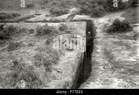 Español: Título originale: Maniobras militares en el campo (6/8) Localización: Guipúzcoa . 1916 45 Maniobras militares en el campo (6 de 8) - Fondo Car-Kutxa Fototeka Foto Stock