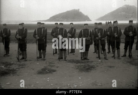 Español: Título originale: Maniobras militares en la playa de Ondarreta (3/6) Localización: San Sebastián (Guipúzcoa) . 1916 45 Maniobras militares en la playa de Ondarreta (3 de 6) - Fondo Car-Kutxa Fototeka Foto Stock