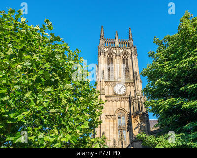 La torre dell orologio a Leeds Minster in estate Leeds West Yorkshire Inghilterra Foto Stock