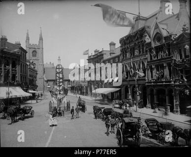 Inglese: Market Place, leggendo, guardando verso nord per San Lorenzo è la Chiesa, 1887. L obelisco di Simeone, progettato da Sir John Soane, è blasonata per celebrare il Giubileo d oro della regina Victoria. Sul lato ovest, n. 33 e 34 (J. S. Salmone e figlio, tè i rivenditori). Sul lato est, n. 21 e 20 (il Royal Inn standard); n. 19 e 18 (l'Elefante Inn); n. 17 (Frank Cooksey, agente immobiliare); n. 16, 15, 14 e 13 (a Londra e nella contea di banca); n. 12 e 11 (Morris e Davis, sarti); n. 8 (Sutton e figli, seedsmen); n. 7 (il 'Lettura di Mercury' ufficio); n. 6 (George Russell Butler, station wagon Foto Stock