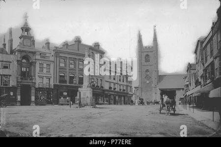 Inglese: Market Place, leggendo, guardando verso nord per San Lorenzo è la Chiesa, c. 1870. Sul lato ovest, n. 38 (Feathers Hotel); l'entrata per il Corn Exchange con orologio sopra; n. 34 (Londra Hat magazzino); n. 32 (Gregory, di amore e di Clark, alimentari; n. 30 (Bradley e beatitudine, farmacia); e n. 29 (Lewis Cooper, vino e lo spirito merchant). L obelisco di Simeone ha una pompa e un trogolo di fronte. 1870-1879. vetro casella negativa 22 n. 1541 da H. W. oggetto di scherno. 1870 46 Market Place, lettura, c. 1870 Foto Stock