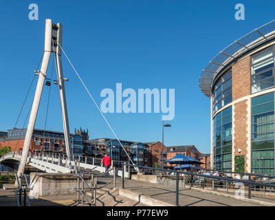 Centenario Ponte sul Fiume Aire at Brewery Wharf in Leeds West Yorkshire Inghilterra Foto Stock