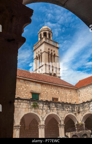 Il chiostro e il campanile del XV secolo il monastero francescano, Hvar, Split-Dalmatia, Croazia Foto Stock