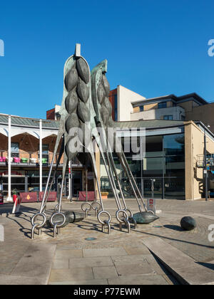 Ripida navi scultura moderna in rappresentanza delle industrie del passato a Brewery Wharf in Leeds West Yorkshire Inghilterra Foto Stock
