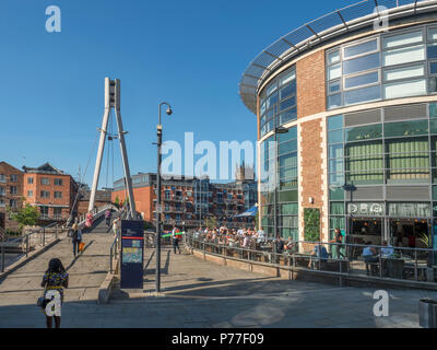 Centenario Ponte sul Fiume Aire at Brewery Wharf in Leeds West Yorkshire Inghilterra Foto Stock