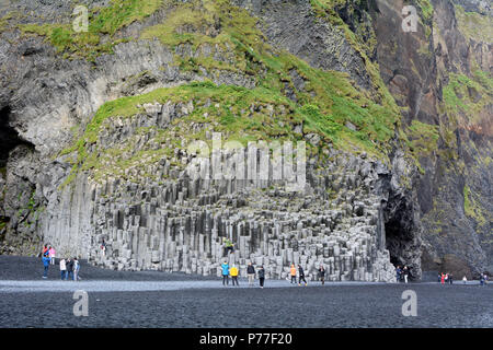 Spiaggia di Reynisfjara con turisti sulla costa sud dell'Islanda Foto Stock