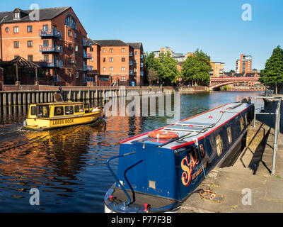 Dock di Leeds il taxi acqueo passando un narrowboat ormeggiato sul fiume Aire at Brewery Wharf in Leeds West Yorkshire Inghilterra Foto Stock