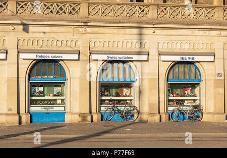 Zurich, Svizzera - 30 Giugno 2018: Windows di un negozio sulla Limmat quay recanti segni con il "Swiss Watches" testo scritto in varie lingue. S Foto Stock