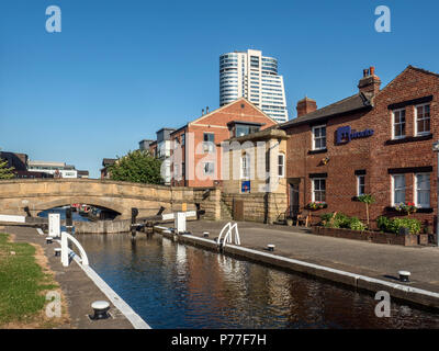 Ufficio della serratura del Leeds e Liverpool Canal con Bridgewater posto alle spalle di Leeds West Yorkshire Inghilterra Foto Stock