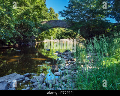 Packhorse vecchio ponte sul fiume Ribble a Stainforth Ribblesdale Yorkshire Dales Inghilterra Foto Stock