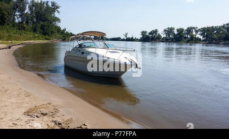 Sea Ray Sundancer rilassante sul fiume Missouri il 26 luglio 2016 nello Iowa USA Foto Stock