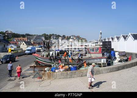 I pescatori locali lavorando su dory, fondo piatto barca da pesca sul lungomare a Quiberville, Seine-Maritime, Normandia, Francia Foto Stock