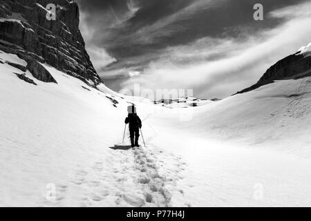 In bianco e nero la silhouette di un escursionista sull altopiano innevato. La Turchia, centrale sui monti Taurus, Aladaglar (Anti-Taurus), plateau Edigel (Yedi Goller) Foto Stock