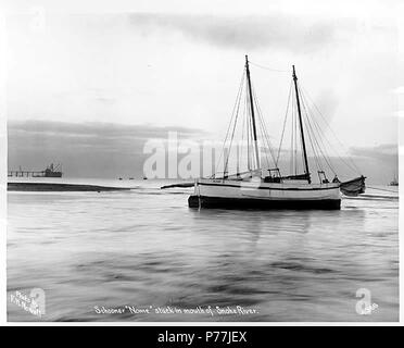 . Inglese: Schooner nome arenarsi alla foce del fiume Snake, Alaska, ca. 1904 . Inglese: didascalia sull'immagine: Schooner Nome bloccato in bocca del fiume Snake. Foto di F.H. Nowell, 4366 soggetti (LCTGM): incidenti navali--Alaska--Snake River; fiumi--Alaska soggetti (LCSH): Nome (Goletta); Snake River (Alaska) . circa 1904 11 Schooner nome arenarsi alla foce del fiume Snake, Alaska, ca 1904 (NOWELL 143) Foto Stock