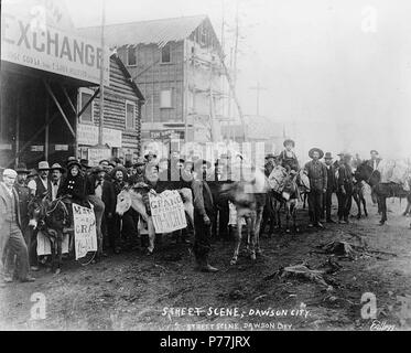 . Inglese: scene di strada con gli asini, Dawson, Yukon Territory, ca. 1899. Inglese: mostra la folla di persone che gli stavano intorno gli asini con la pubblicità per il teatro: 'Grand Opening all-night' didascalia sulla immagine: "scena di strada, Dawson City' stesso come Hegg 456 soggetti (LCTGM): strade--Yukon--Dawson; asini--Yukon--Dawson; pubblicità--Yukon--Dawson; edifici Log--Yukon--Dawson . circa 1899 12 Street scene con gli asini, Dawson, Yukon Territory, ca 1899 (HEGG 676) Foto Stock