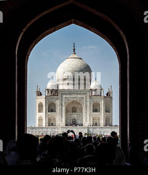 Taj Mahal incorniciato in una porta, Agra, India Foto Stock