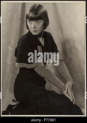 Inglese: Truus van Aalten (Dutch film attrice, 1910-1999) in sede. 24 x 18 cm. 1920s 60 Truus van Aalten - Alexander Binder - OCCHIO UFT168497 Foto Stock