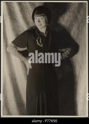 Inglese: Truus van Aalten (Dutch film attrice, 1910-1999) in piedi. 24 x18 cm. 1920s 60 Truus van Aalten - Alexander Binder - OCCHIO UFT168502 Foto Stock