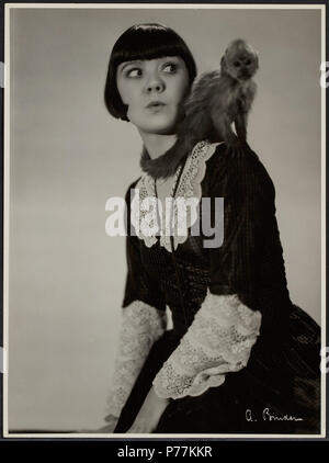 Inglese: Truus van Aalten (Dutch film attrice, 1910-1999) con la scimmia. 24 x 18 cm. 1920s 60 Truus van Aalten - Alexander Binder - OCCHIO UFT168513 Foto Stock