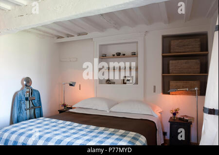 Camera da letto in stile rustico con verifica copertura Foto Stock