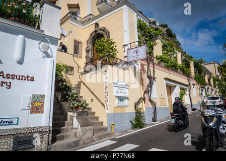 Positano, un villaggio cliffside, collinare street, Costiera Amalfitana, Italia Foto Stock