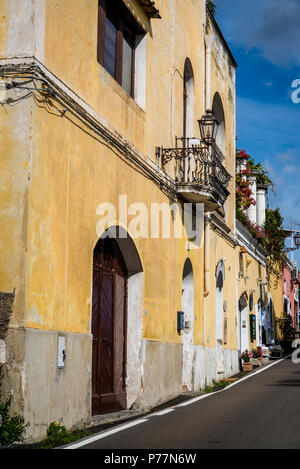 Positano, un villaggio cliffside, collinare street, Costiera Amalfitana, Italia Foto Stock