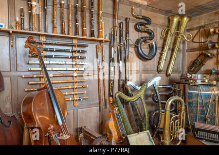 Strumenti musicali antichi sul display a Snowshill Manor nel villaggio Costwold di Snowshill, GLOUCESTERSHIRE REGNO UNITO Foto Stock