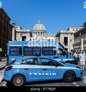 La polizia pattuglia in Via della conciliazione presso la Basilica di San Pietro. Città del Vaticano. Roma, Italia, Europa Copia spazio, cielo azzurro chiaro, primo piano. Foto Stock