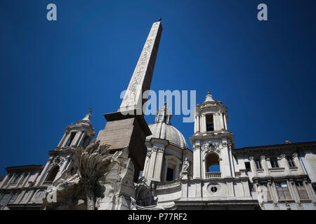 Piazza Navona, la Fontana dei 4 fiumi del Bernini e l'obelisco egiziano di fronte alla chiesa di Sant'Agnese in Agone del Borromini. Roma, Italia, Europa, UE. Foto Stock