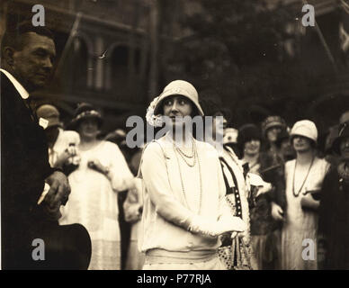 Inglese: Nel 1927 il Duca e la duchessa di York (più tardi a diventare il re Giorgio VI e la Regina Elisabetta) visitato Australia ed erano in Brisbane per diversi giorni. Questa fotografia è stata scattata da Henry Mobsby, poi il governo del Queensland fotografo. Fonte: Mobsby raccolta, friggitrice biblioteca, Brisbane, Australia. 7 Aprile 1927 28 Elizabeth Bowes-Lyon Foto Stock