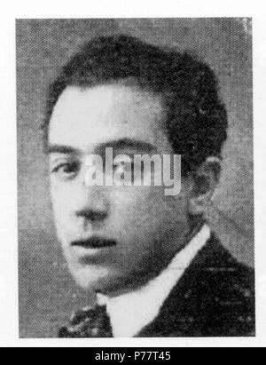 Inglese: Foto del ceramista madrileno Fernando Arranz (ca. 1900-1967), è apparso nel "nuovo mondo", il 17 aprile 1925, concernente l'esposizione di questo artista in Nancy Sala in Madrid. Español: Foto del ceramista madrileño Fernando Arranz (ca. 1900 - 1967), Aparecida en Nuevo Mundo, 17 de abril de 1925, a propósito de la exposición de dicho artista en la Sala Nancy de Madrid. 1925 31 Fernando Arranz (hacia 1925) Foto Stock