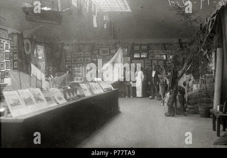 Español: Título originale: Interno del Museo Naval (2/3) Localización: San Sebastián (Guipúzcoa) . 1925 38 interno del Museo Naval (2 de 3) - Fondo Car-Kutxa Fototeka Foto Stock