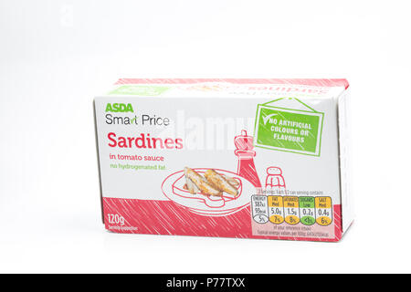 Un può boxed di Asda prezzo intelligente di sardine in salsa di pomodoro su uno sfondo bianco. Regno Unito GB Foto Stock