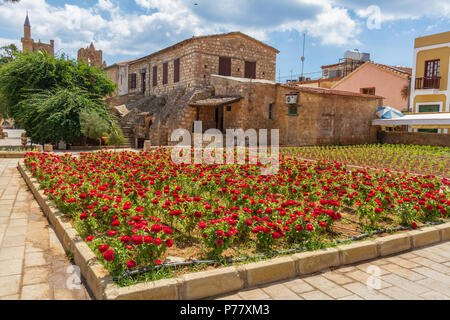 Vista di fiori in una piazza di mura di cinta di vecchia città medievale di Famagosta, isola di Cipro Foto Stock