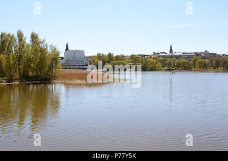 HELSINKI, Finlandia - 13 Maggio 2018: Toolo bay nel parco della città di Helsinki, Finlandia Hall di congresso e luogo di ritrovo per eventi può essere vista attraverso l'acqua Foto Stock