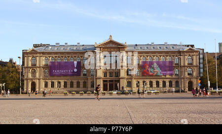 HELSINKI, Finlandia - 13 Maggio 2018: Ateneum Art Museum di Rautatientori Square, Helsinki. I banner di pubblicità mostre appendere dalla facciata. Foto Stock