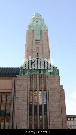 HELSINKI, Finlandia - 13 Maggio 2018: la torre dell'orologio di Helsinki Stazione Centrale su Kaivokatu nel centro della città Foto Stock