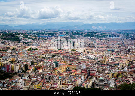 Paesaggio urbano da Castel Sant'Elmo, fortezza medioevale, Napoli, Italia Foto Stock