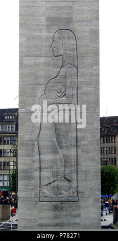 . Il lutto madre con bambino . Inglese: la Hamburg Memoriale di guerra (ufficialmente il monumento per i caduti delle due guerre mondiali) dal municipio con Ernst Barlach's relief "addolorate madre con bambino"; Il municipio è visibile in background. Deutsch: Das Denkmal für die Gefallenen beider Weltkriege, ist eine Stele mit dem sollievo Trauernde Mutter mit tipo. Das sollievo wurde 1931 von Ernst Barlach zur Erinnerung an die Gefallenen des Ersten Weltkriegs geschaffen. Architekt des 1930 bis 1932 geschaffenen guerra Mahnmals Klaus Hoffmann; Rekonstruktion 1945 nach Entfernung und Anbringung eines aufst Foto Stock