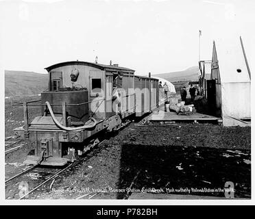 . Inglese: Nome Arctic convoglio ferroviario alla stazione di Banner, incudine Creek, ca. 1904 . Inglese: didascalia sull'immagine: Nome Arctic convoglio ferroviario alla stazione di Banner, incudine Creek. Più a nord della stazione ferroviaria nel mondo. 1204. Nowell, 1904 La città di Banner è situato sul lato nord-ovest del Monte Incudine, 4.8 miglia a nord di nome, sulla penisola di Seward. Fu sede di un campo di minatori e dalla stazione ferroviaria. Nel 1901 l'Oca selvatica Railroad (successivamente Seward Peninsula Railroad) esteso dal nome di banner. (Pagg. 103-104) Le note da Donald Orth, Dizionario di Alaska nomi di luogo: Indagine geologica profes Foto Stock