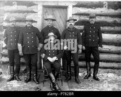 . Inglese: Nord-Ovest polizia montata poste nella parte anteriore del log cabin, Dawson, Yukon Territory, ca. 1898. Inglese: sul verso dell'immagine: 'Mounties presso Dawson' soggetti (LCTGM): polizia montata--Yukon--Dawson; baite--Yukon--Dawson soggetti (LCSH): nord ovest polizia montata (Canada); ritratti, Gruppo--Yukon--Dawson . circa 1898 10 Nord-Ovest polizia montata poste nella parte anteriore del log cabin, Dawson, Yukon Territory, ca 1898 (HEGG 675) Foto Stock