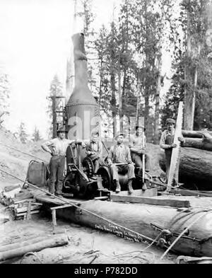 . Inglese: Aprire asino motore ed equipaggio, Smith poteri Logging Company, poteri, ca. 1922 . Inglese: didascalia sull'immagine: Camp #7, Smith poteri Logging Co, poteri, Ore., n. 13 PH Coll 516.5456 Il Smith-Powers Logging Company è stata fondata nei primi anni del ventesimo secolo in Coos County, Oregon. La città di poteri è stato chiamato con il nome di Albert H. poteri nel 1914. Poteri è servita come vice presidente e general manager della Smith-Powers Logging Company, che è servita come una filiale a c.a. Smith Lumber Company. Poteri è nato nel 1861 in Ontario e si trasferì a Marshfield (divenuta in seguito noto come Coos Bay) Foto Stock