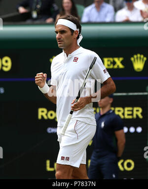 Roger Federer reagisce il terzo giorno dei Campionati di Wimbledon all'All England Lawn Tennis and Croquet Club di Wimbledon. PREMERE ASSOCIAZIONE foto. Data immagine: Mercoledì 4 luglio 2018. Vedi PA storia TENNIS Wimbledon. Il credito fotografico dovrebbe essere: Jonathan Brady/PA Wire. Foto Stock