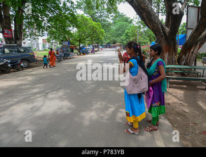 Bodhgaya,, India - 9 luglio 2015. La popolazione locale in abiti colorati sulla strada di Bodhgaya,, India. Bodhgaya, è il più venerato di tutti i buddisti siti sacri Foto Stock