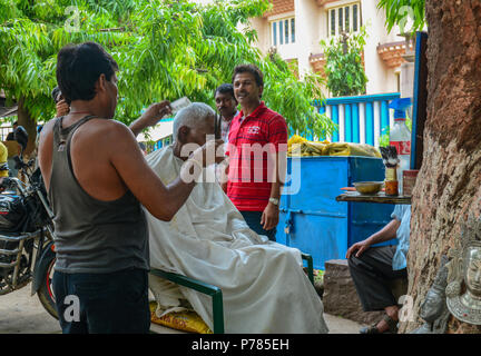 Bodhgaya,, India - Lug 9, 2015. Barbiere di strada presso il centro cittadino in Bodhgaya,, India. Foto Stock